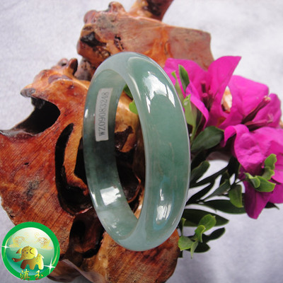 腾越琼玉翡翠坊 天然老坑帕敢油青手镯的典雅风韵